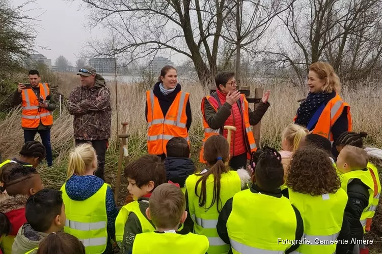 Leerlingen geven wethouder boom cadeau