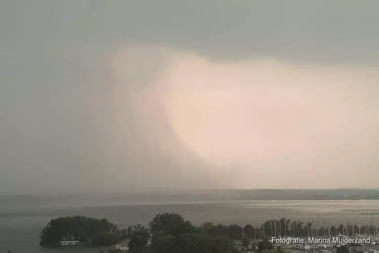 Noodweer teistert Almere Duin