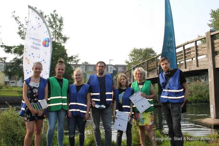 Stagiaires Stad & Natuur onderzoeken waterkwaliteit voor Almere meet water