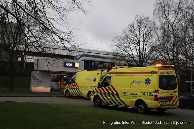 Vrouw gewond na val in trein bij Weesp