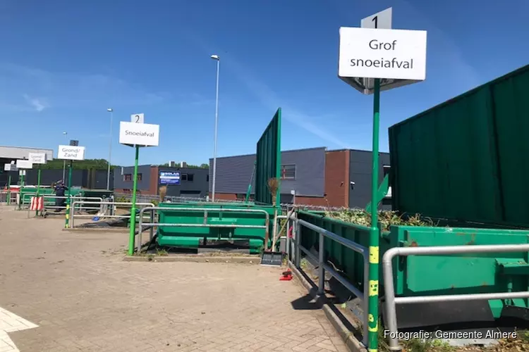 Recyclingperrons in Almere tijdelijk langer open