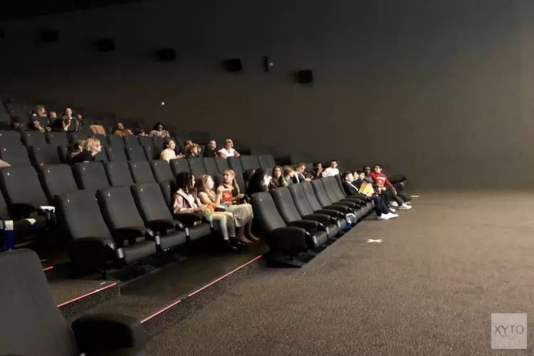Achtstegroepers beleven première musicalfilm Generatie Binnen in Almeerse bioscoop en op school