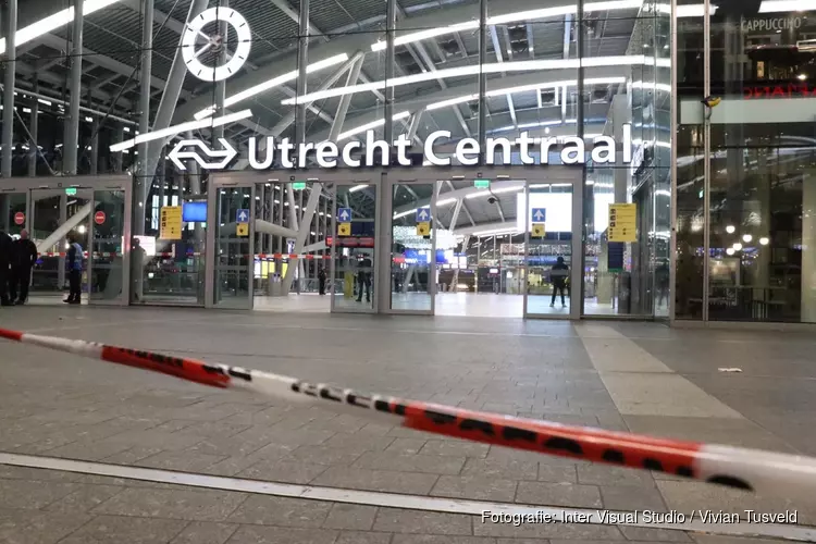 Utrecht CS ontruimd, politie doorzoekt trein
