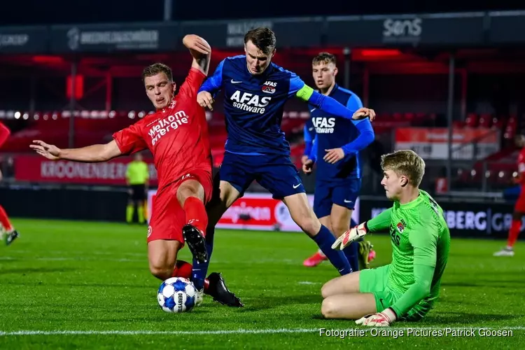 Koploper Almere City FC wint van Jong AZ