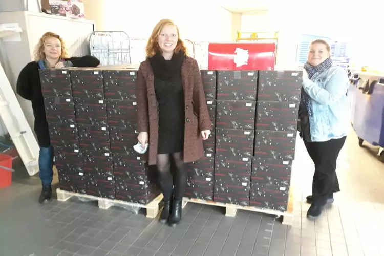 Ondernemers businessclub Almere City FC schenken kerstpakketten en fietsen