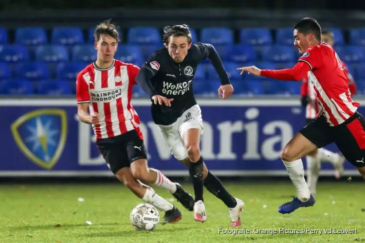 Almere City FC blijft in spoor SC Cambuur na late winst bij Jong PSV