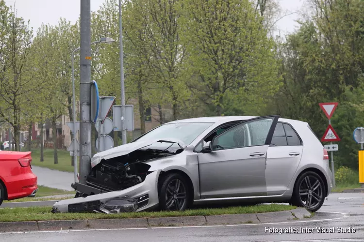 Auto botst tegen lantaarnpaal in Almere