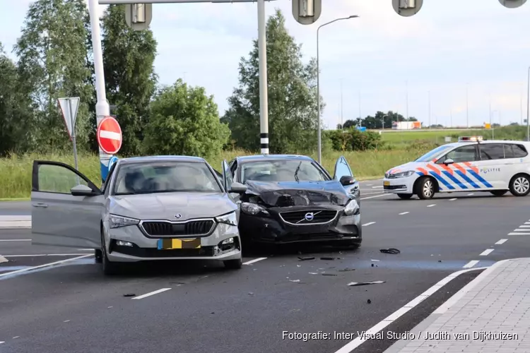 Twee auto&#39;s total-loss na ongeval Almere