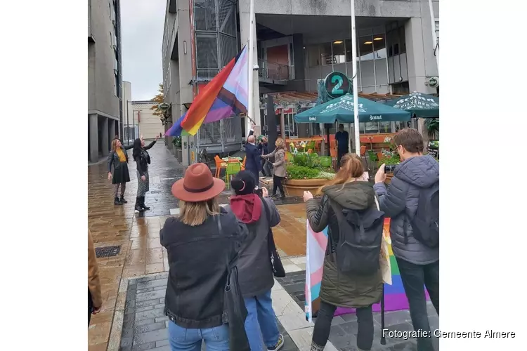 Coming out dag met nieuwe vlag in hele stad