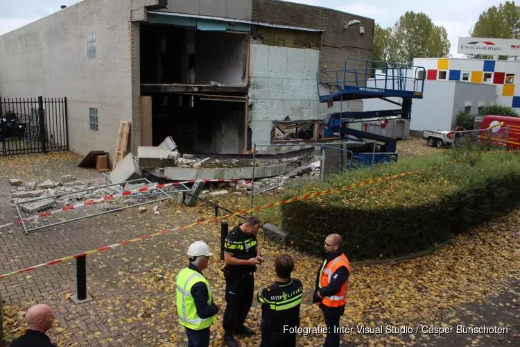 Gevel valt om van groot pand in Almere