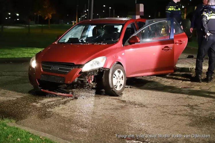 Auto rijdt rechtdoor over rotonde Almere