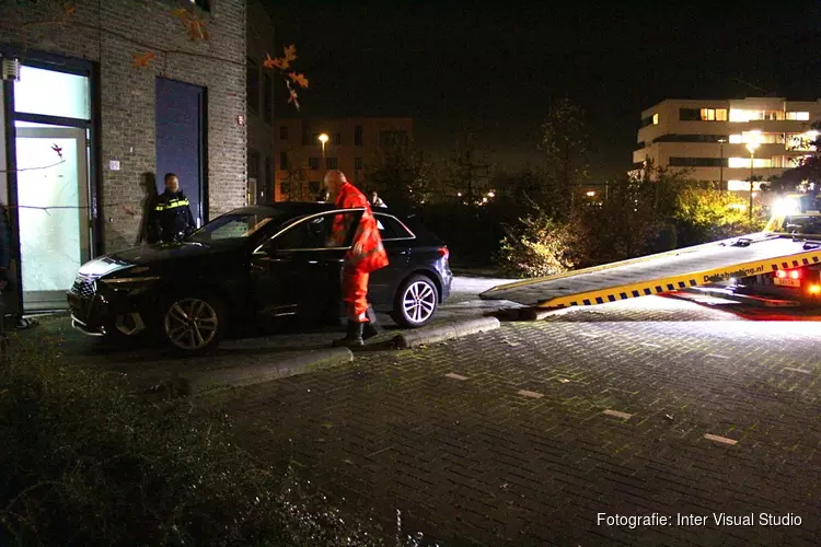 Auto rijdt tegen woning in Almere