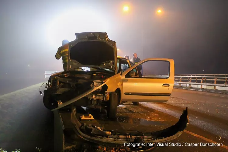 Automobilist crasht tegen brug in Almere en vlucht