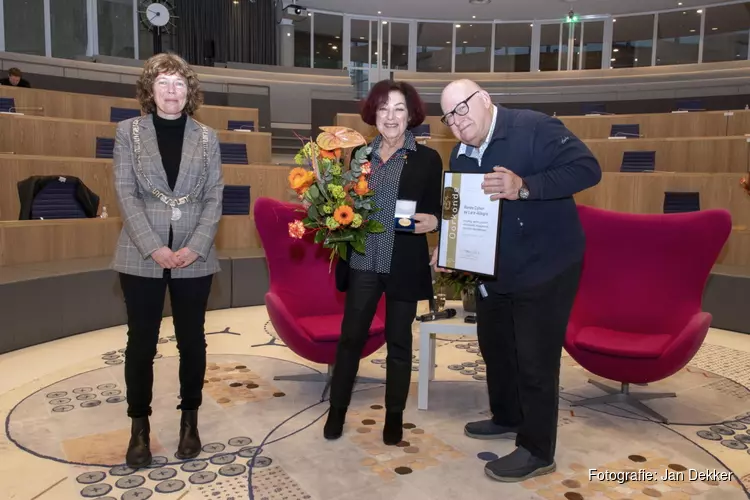 Erepenning voor buurtbemiddelaar mevrouw Cohen de Lara-Allegro