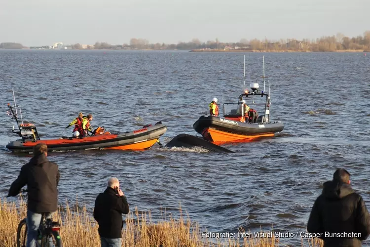 Zoekactie bij haven Almere, omgeslagen boot aangetroffen