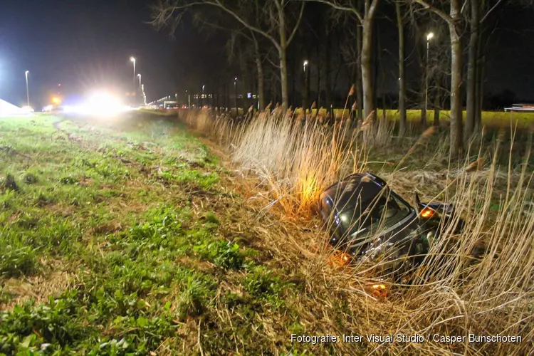 Auto in middenberm bij ongeluk A6