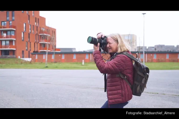 Anja de Graaff doneert duizenden foto&#39;s aan Stadsarchief Almere