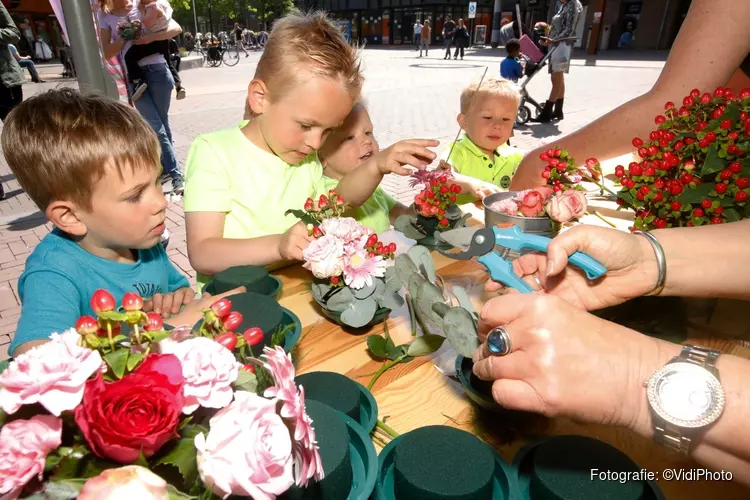 Bloemen voor moeders in Almere