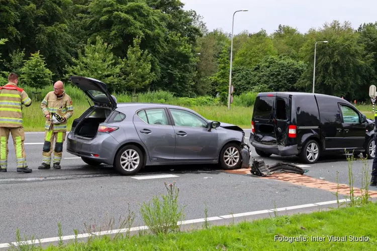 Automobilist vlucht na aanrijding in Almere