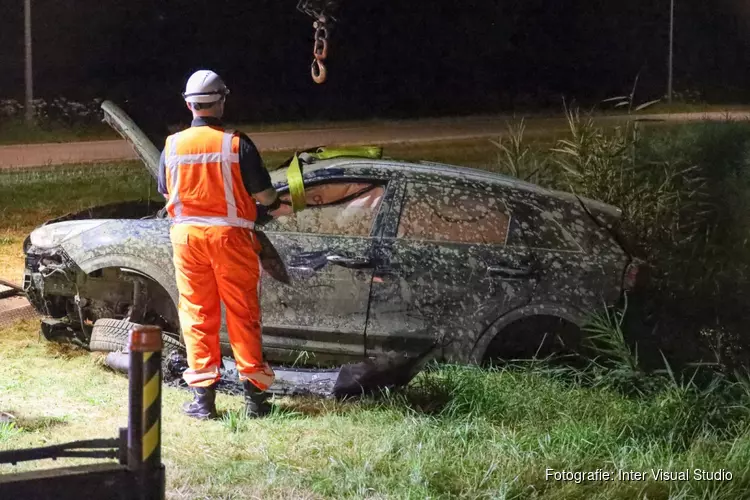 Auto te water aan Kievitsweg in Almere