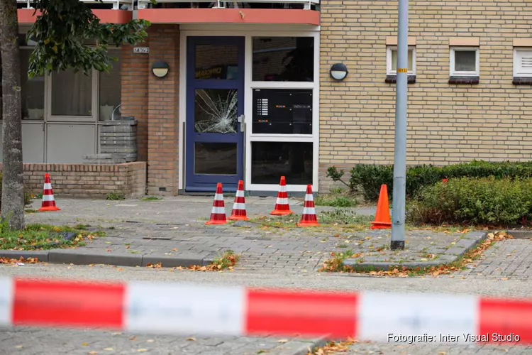 Portiekdeur beschoten in Almere