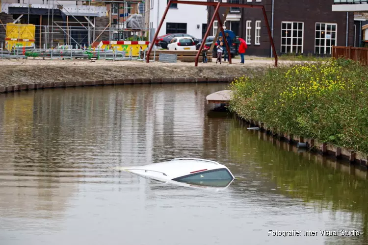 Auto te water gerold in Almere