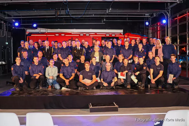 Medewerkers Veiligheidsregio Flevoland leggen ambtseed af in nieuwe brandweerkazerne