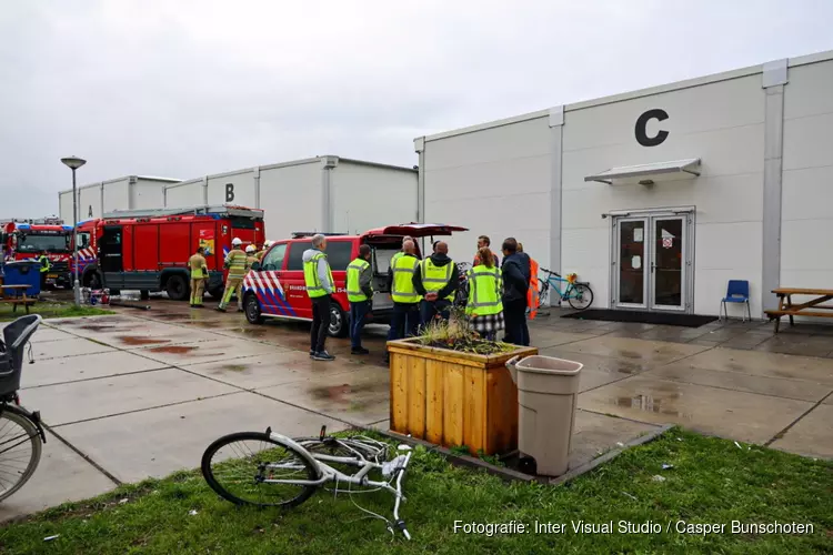 Dak van het AZC stort in in Almere