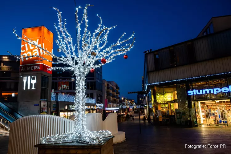 Binnenstad Almere kiest wél voor feestverlichting in de stad: kosten energieverbruik lager dan van een gemiddeld café restaurant