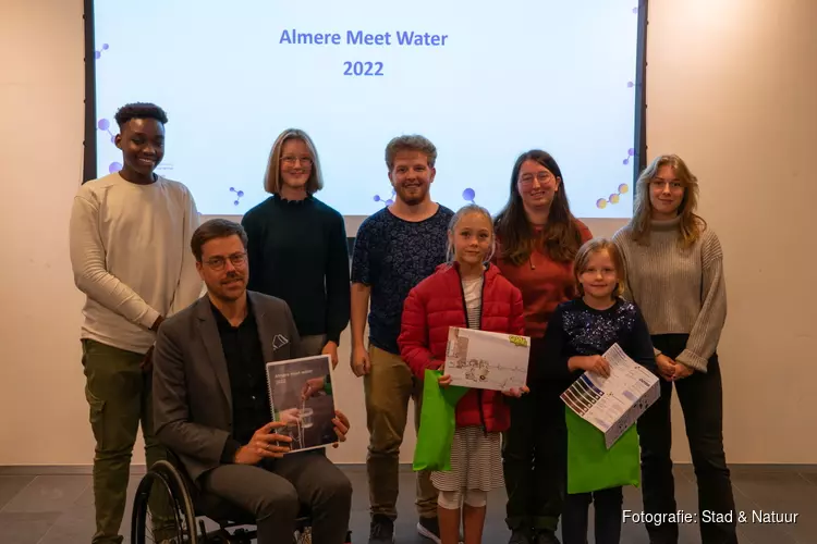 Meetresultaten ‘Almere meet water 2022’ overhandigd aan wethouder Luijendijk