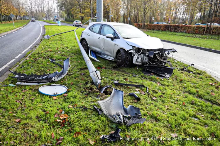 Auto gecrasht op Oosterdreef in Almere