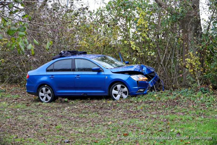 Auto raakt van de weg in Almere, politie onderzoekt ongeval