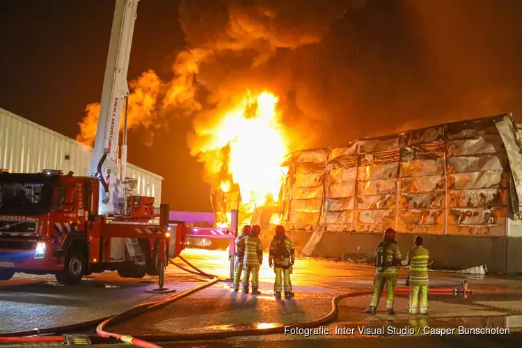 Grote brand verwoest bedrijf in Zeewolde