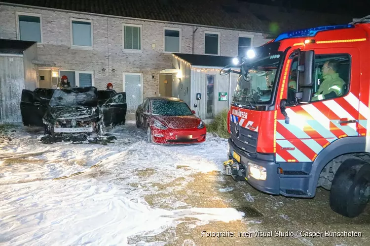 Geparkeerde auto door brand verwoest