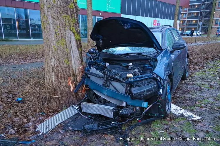 Auto tegen boom gereden in Almere, bestuurder gewond