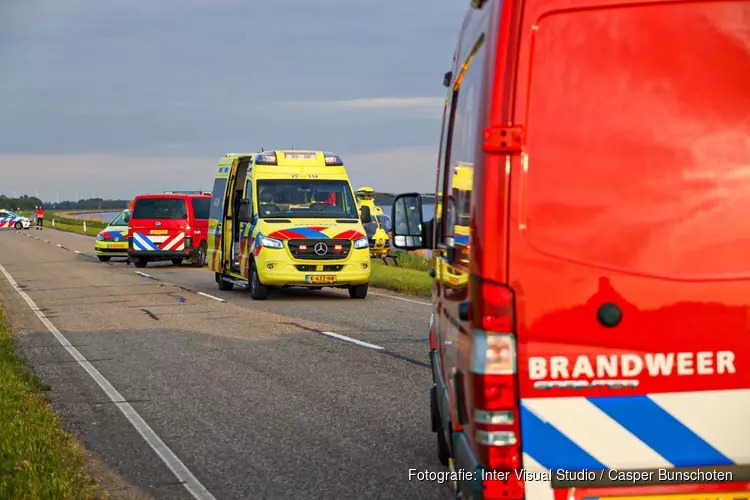 Auto te water Gooimeerdijk-Oost, bestuurder overleden