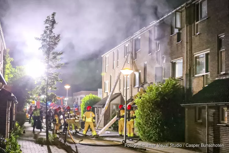Flinke woningbrand in Almere zorgt voor veel schade