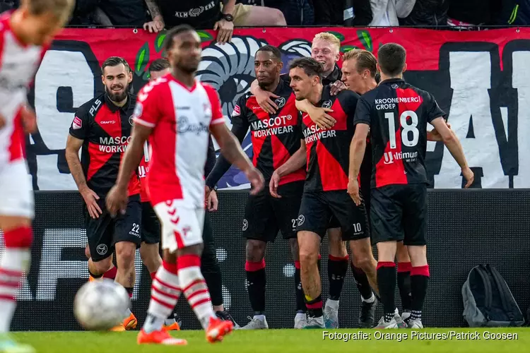 Almere City FC zet ferme stap richting eredivisie na winst op FC Emmen