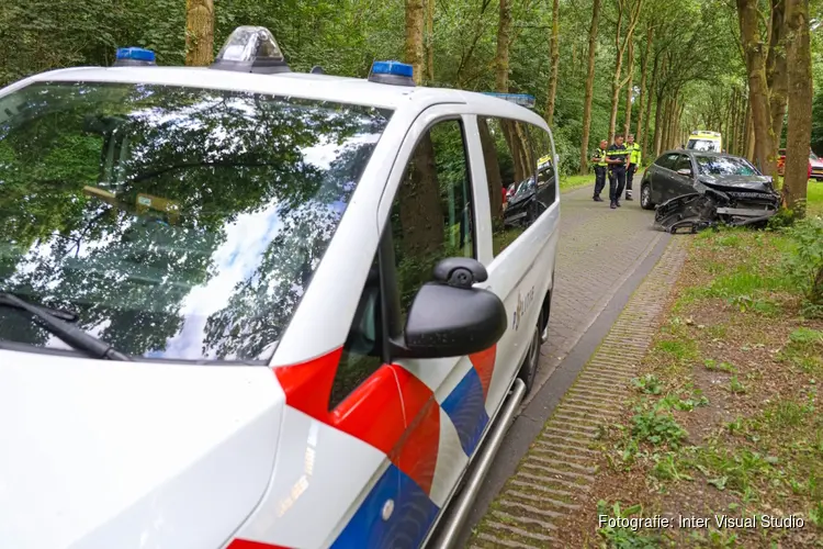 Automobiliste rijdt tegen boom in Almere