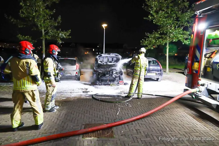 Auto door brand verwoest aan Frankrijkkade