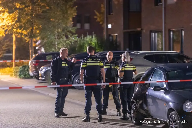 Burgemeester Van der Loo sluit woning aan Klimtstraat in Almere Stad