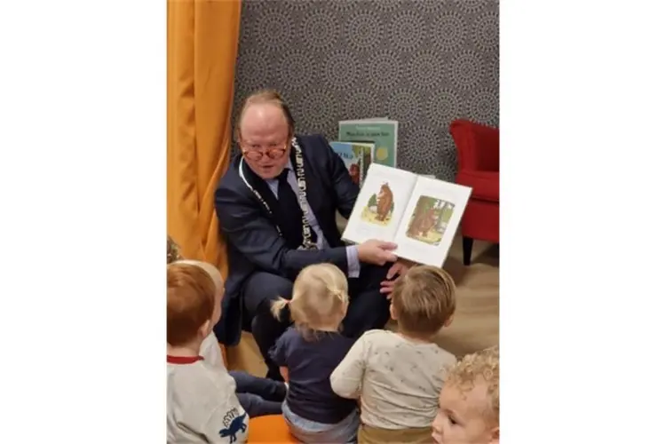 Burgemeester Hein van der Loo leest voor op kinderdagverblijf Topkids Almere Waterwijk