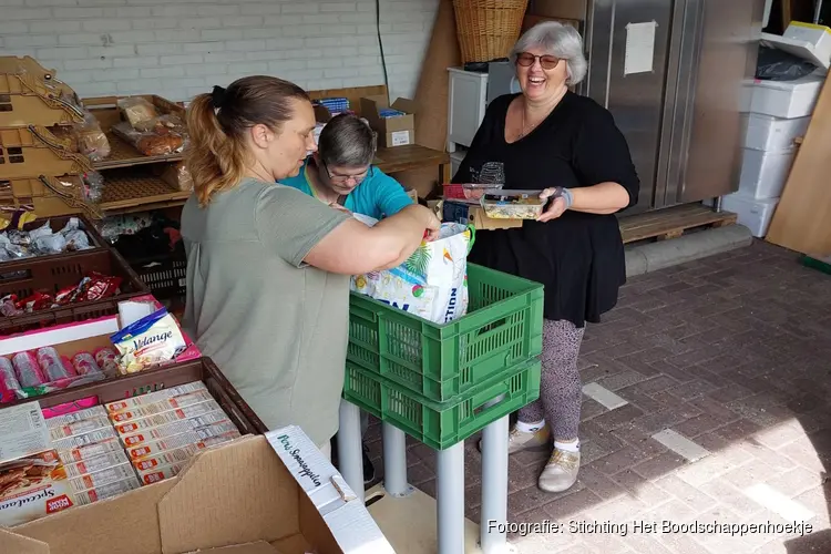 Stichting Het Boodschappenhoekje winnaar vrijwilligersprijs 2023 gemeente Almere