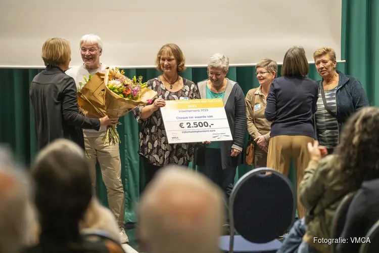 Stichting Het Boodschappenhoekje wint Almeerse vrijwilligersprijs
