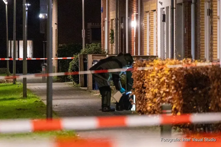 Burgemeester Van der Loo sluit woning in Almere Poort na explosie