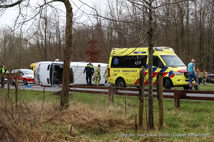 Ongeval op Waterlandseweg in Almere: pakketbezorger op de kant