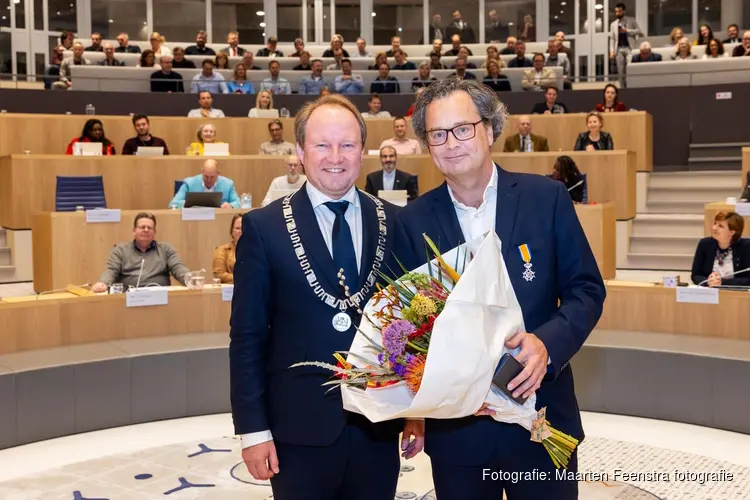 Koninklijke onderscheiding voor Almeers raadslid Toon van Dijk