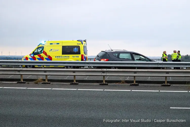 Auto tegen vangrail Stichtse Brug gereden