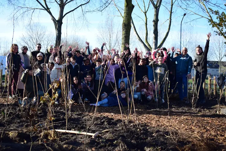 Leerlingen Het Palet planten tiende Tiny Forest in Almere