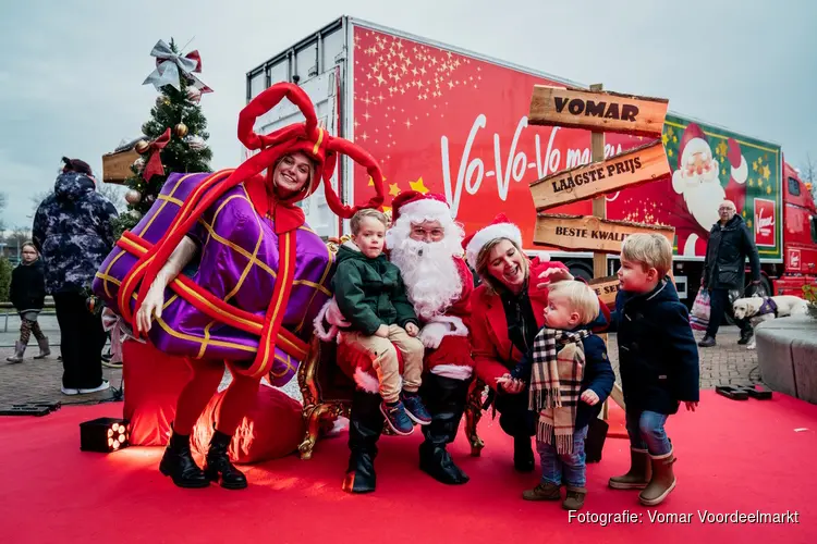 Groot feest bij Vomar Filmwijk met de Kersttruck vol gratis kerstpakketten en sneeuw